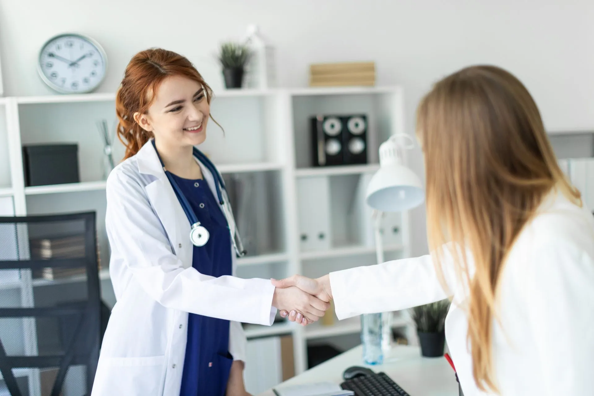 Médica cumprimentando paciente